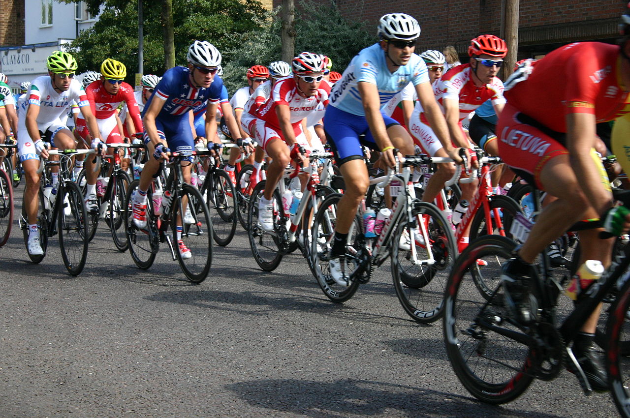 1280px-cyclists_in_waldegrave_rd